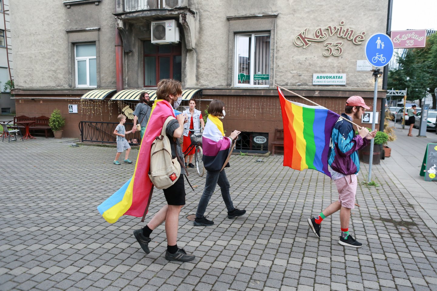  Prieš pirmąjį teismo posėdį prie teismo susirinko LGBT rėmėjų būrys. <br> G.Bitvinsko nuotr.