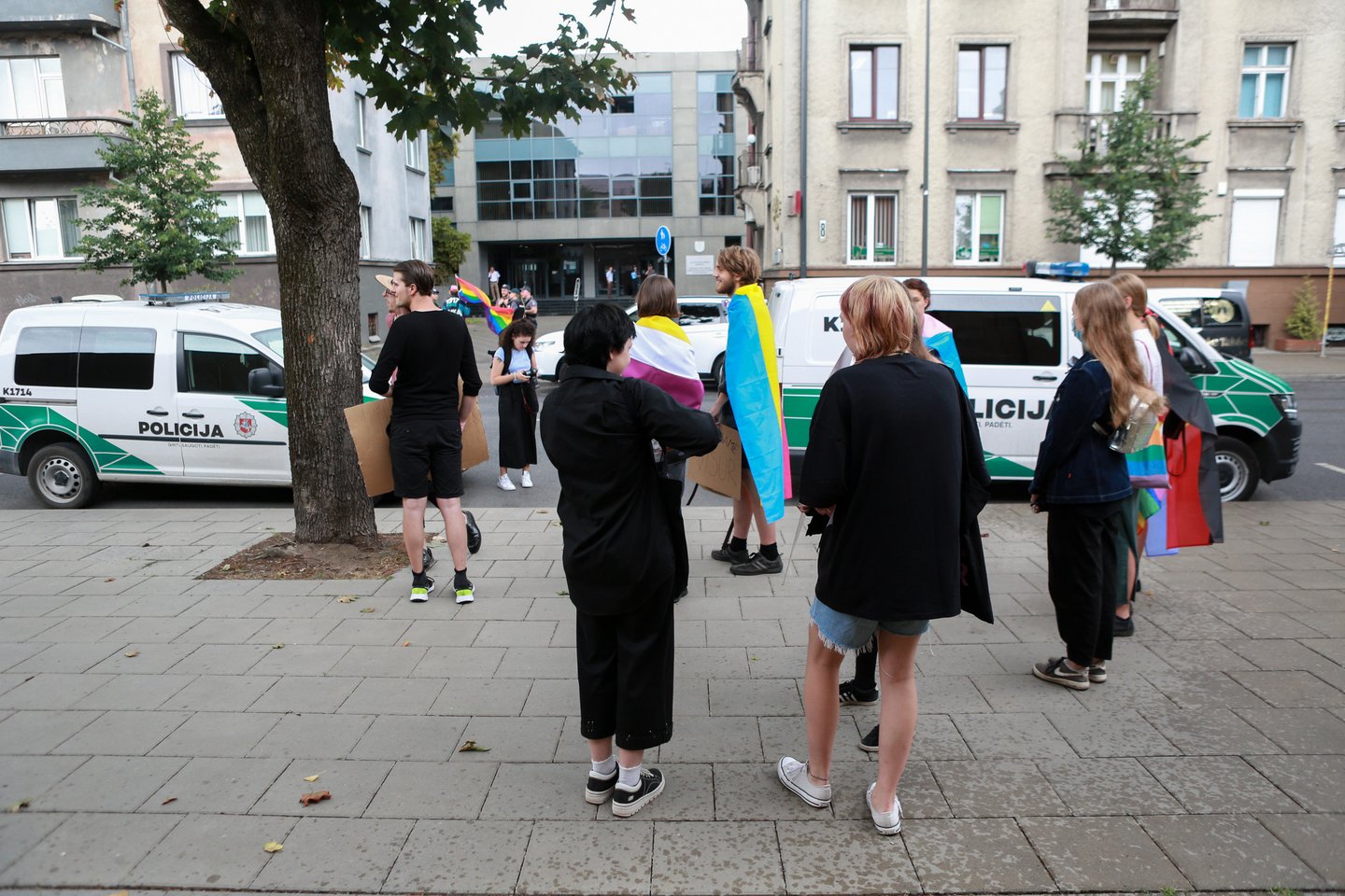  Prieš pirmąjį teismo posėdį prie teismo susirinko LGBT rėmėjų būrys. <br> G.Bitvinsko nuotr.