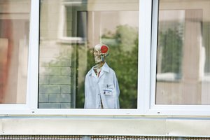 Daugiabučio balkone „apgyvendintas“ šiurpą keliantis sargas: neįprastų namų apsaugos nuo vagių pavyzdžių Kaune – ir daugiau