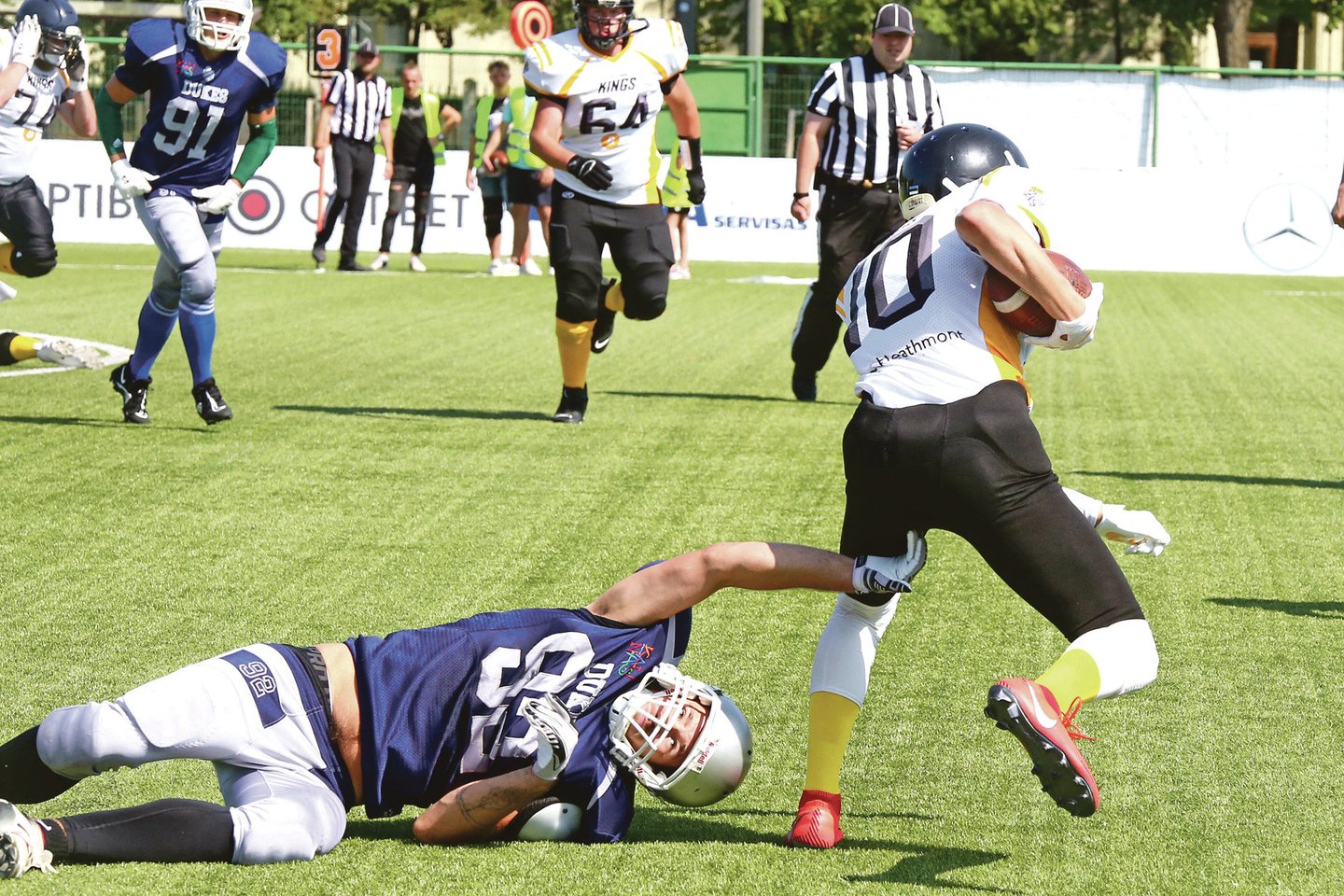 Rungtynėse, vykusiose K.Petrausko g. esančiame stadione, netrūko emocijų.