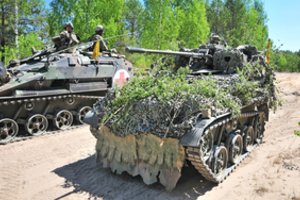 Į migrantų stovyklą Rūdninkuose nugabenta vandens patranka, šarvuočiai