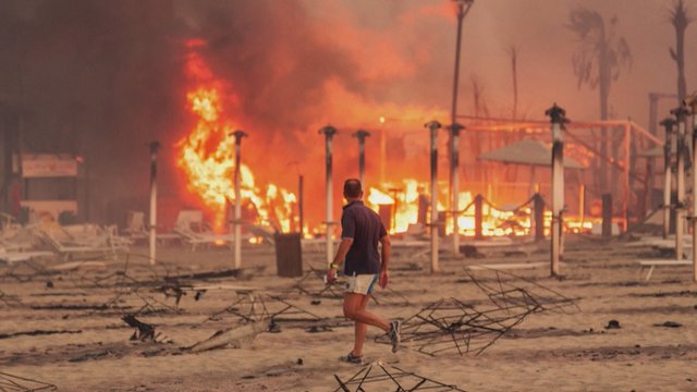 Užfiksuotas Italijos paplūdimyje kilęs gaisras: skėčiai ir deginimosi kėdės skendo liepsnose