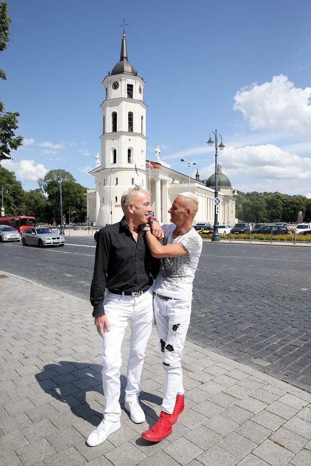 Mindaugo ir Michaelo sužadėtuvės įvyko liepos 30 d. prie Vilniaus Katedros.<br>R.Danisevičiaus nuotr.
