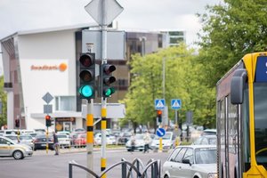 Viename Lietuvos mieste įrengiami modernūs šviesoforai: įmontuoti jutikliai reguliuos signalus pagal automobilių srautą
