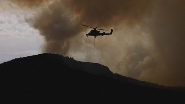 Užfiksuota: ugniagesių komandos stengiasi sustabdyti didžiausio aktyviojo gaisro Kalifornijoje plitimą