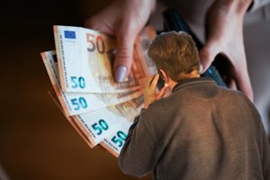 Užkibo ant sukčių kabliuko – po poros valandų patikrinusi banko sąskaitą rado ją tuščią