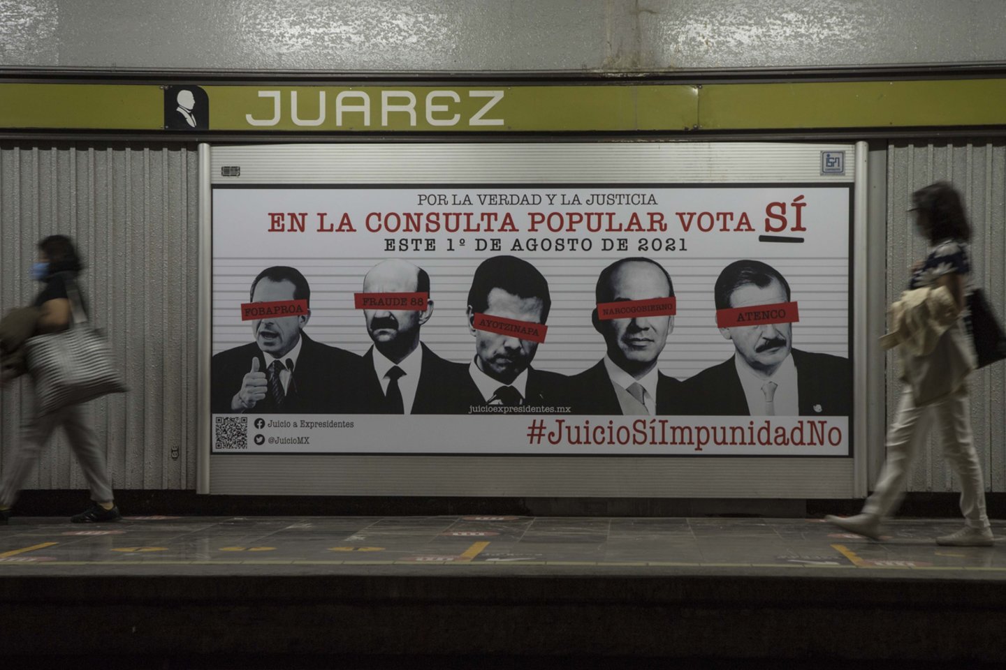  Meksikiečiai sekmadienį balsuoja prezidento remiamame nacionaliniame referendume dėl buvusių šalies lyderių patraukimo baudžiamojon atsakomybėn už korupcinius nusikaltimus.  <br> AP/Scanpix nuotr.