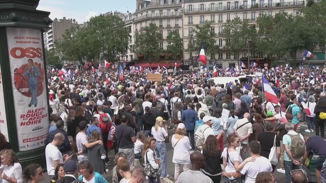 Trečią savaitgalį iš eilės Prancūziją krečia protestai: piktinamas įvedamais ribojimais nepasiskiepijusiems