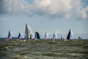 Po įtemptos ir permainingos kovos didžiąją „Kuršių marių regatos“ taurę iškovojo jachtos „Keturi vėjai“ įgula