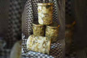 Traškios agurkų ir svogūnų salotos žiemai: receptas, kuris praverčia kasmet