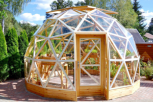 Lietuviai vis dažniau įsikuria keistuose statiniuose – tokį pasistatyti kieme ne visada paprasta, yra keli patarimai