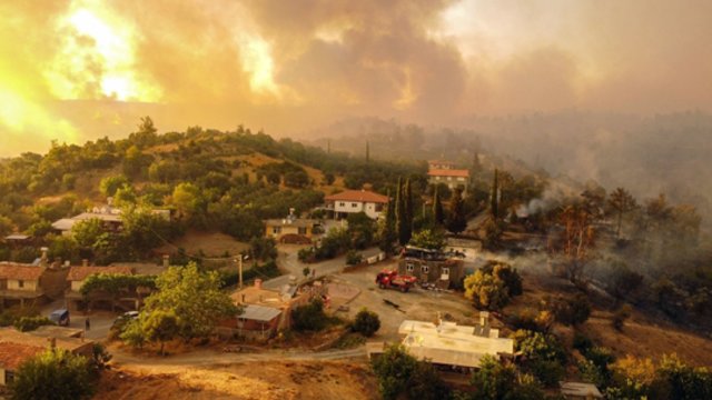 Miško gaisrai toliau niokoja Turkiją: per 15 minučių sudegė kaimas