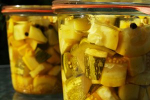 Marinuotos cukinijos ar patisonai: patarimai ir 2 receptai norintiems išbandyti kai ką naujo