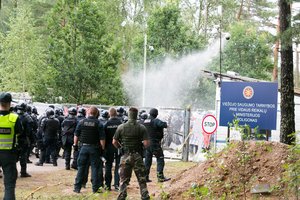 Dujos apramino aistras migrantų stovykloje Rūdninkuose – rimtai sužeistų nėra