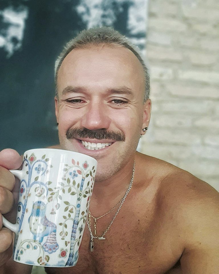 „O tas rytas su pirmu puodeliu arbatos namuose“, – iš asmenukės šypsojosi plaukų stilistas Valerijus Gigevičius.<br> Soc. tinklo nuotr.