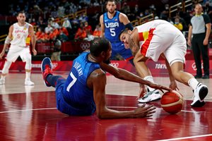 Atsigavę JAV krepšininkai užkirto kelią į pusfinalį Ispanijos rinktinei: R. Rubio buvo vienišas karys