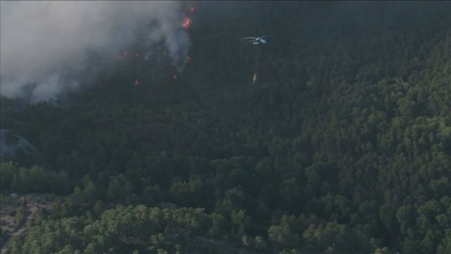 Turkijai kovoti su gaisrais padeda ir kitos šalys: 51 sraigtasparnis bandė įveikti ugnį