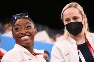 S. Biles savo sugrįžimą į Tokijo olimpines žaidynes pažymėjo medaliu ir šypsena veide