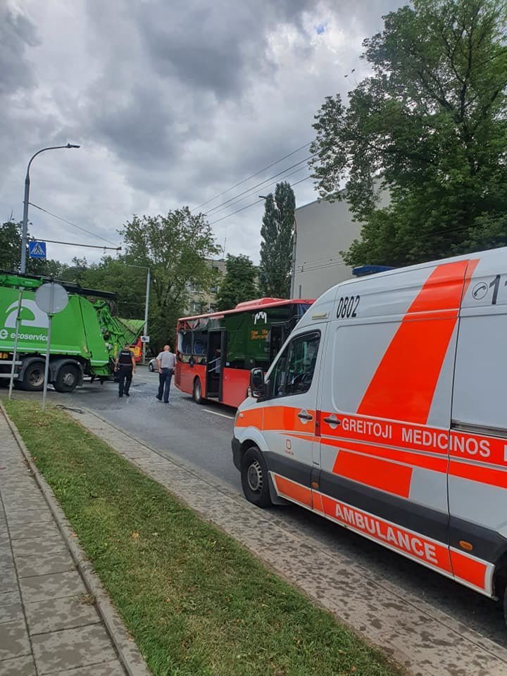  Vilniuje susidūrė šiukšliavežis ir autobusas – nukentėjo moteris.<br> Facebook/Anželikos K. nuotr.