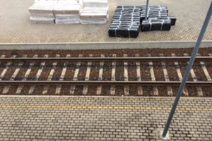 Traukinyje su baltarusiškomis trąšomis muitininkai aptiko 159 dėžes cigarečių