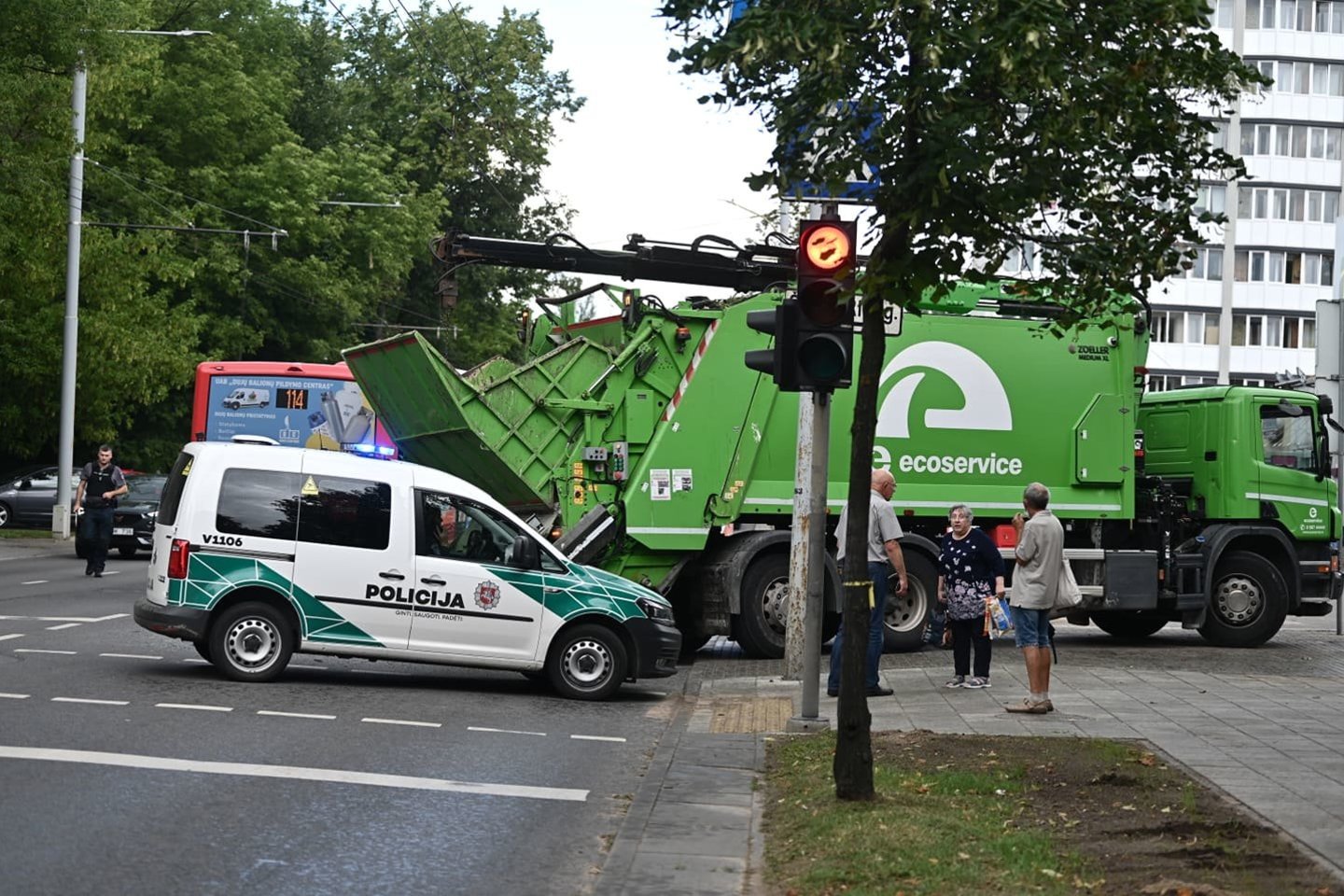  Vilniuje susidūrė šiukšliavežis ir autobusas – nukentėjo moteris.<br> V.Skaraičio nuotr.