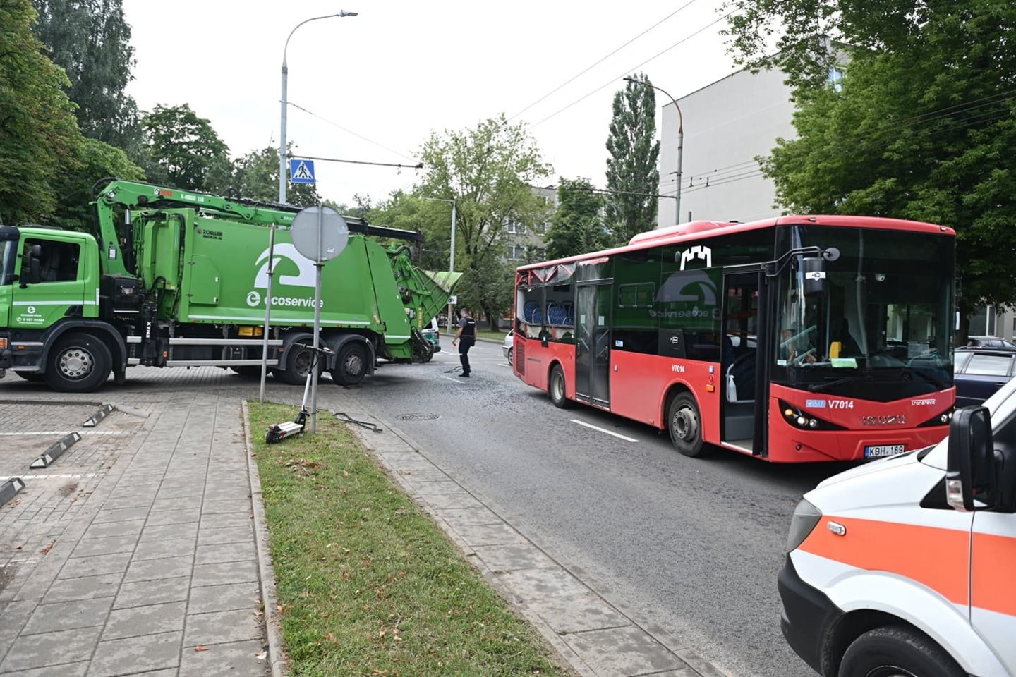  Vilniuje susidūrė šiukšliavežis ir autobusas – nukentėjo moteris.<br> V.Skaraičio nuotr.