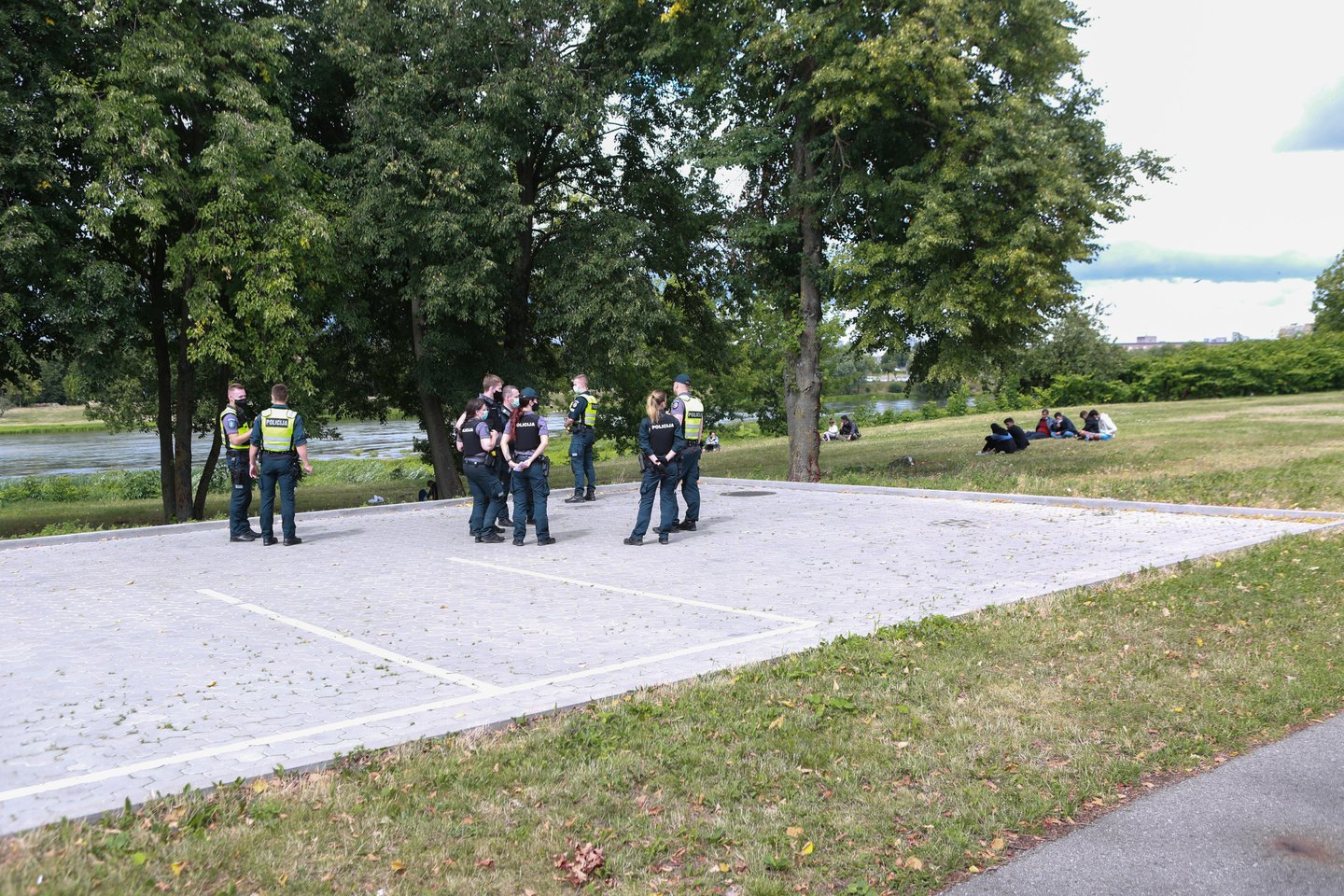  Kaune policija gavo pranešimą apie įtartiną mikroautobusą, kuriuo galimai nelegalūs migrantai.  <br> G.Bitvinsko nuotr.