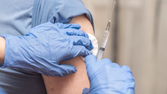JAV įgyvendino vakcinacijos tikslą: pirma doze paskiepyta 70 procentų gyventojų