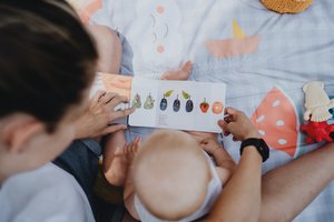 Skaitome nuo pirmų dienų: patarė, kokias knygeles ir kaip skaityti pirmaisiais mažylio metais