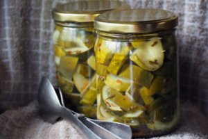 Greitai ir paprastai paruošiami traškūs agurkai saldžiarūgščiame marinate