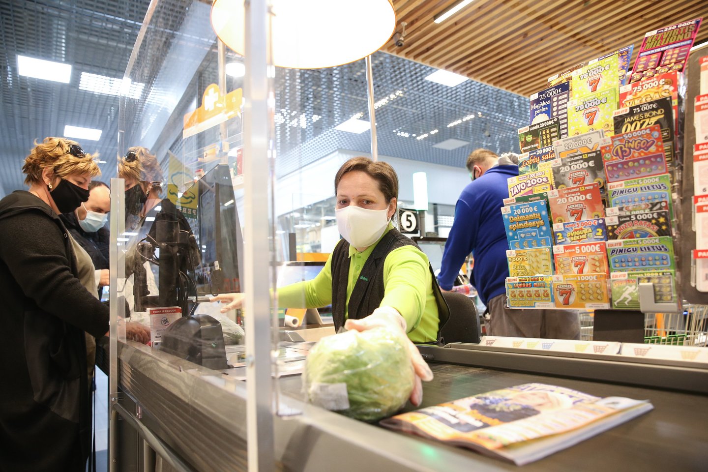 Vyriausybė siūlo, kad nepasiskiepiję ar koronavirusu nepersirgę žmonės galėtų apsipirkti tik nedidelėse parduotuvėse.