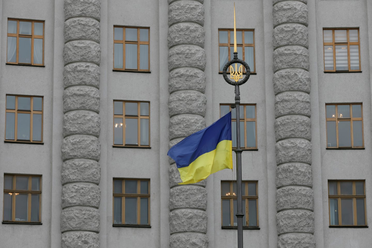 Nenustatytas vyriškis pateko į Ukrainos vyriausybės pastatą ir pagrasino viduje susprogdinti granatą.<br>REUTERS/Scanpix nuotr.