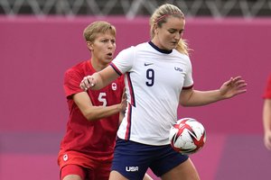 Istorinis įvykis olimpiadoje: medalį laimės nei vyru, nei moterimi savęs nelaikanti sportininkė