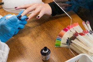 Smarkiai daugėja koronaviruso protrūkių: siūlo privalomai testuoti grožio salonų, viešbučių darbuotojus