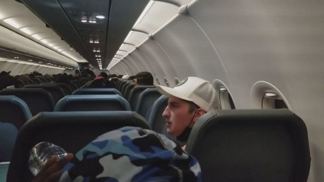 Užfiksuota: už priekabiavimą prie skrydžio palydovių, lėktuvo keleivis priklijuotas prie sėdynės