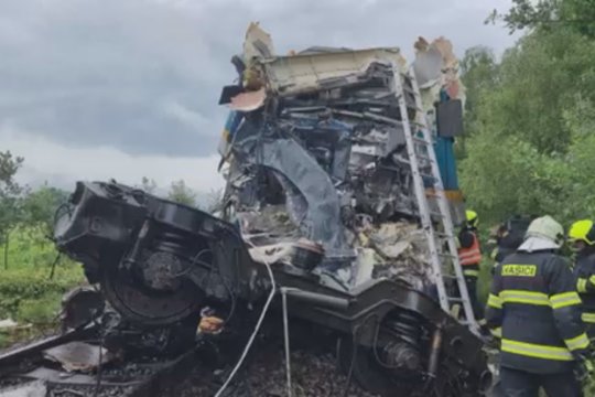 Po traukinių susidūrimo Čekijoje – specialistų prielaida: avarija galėjo kilti dėl mašinisto kaltės