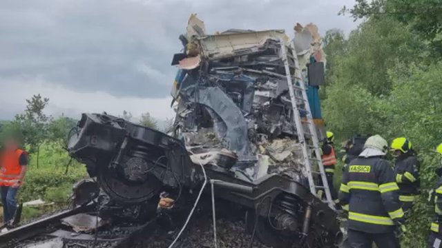 Po traukinių susidūrimo Čekijoje – specialistų prielaida: avarija galėjo kilti dėl mašinisto kaltės