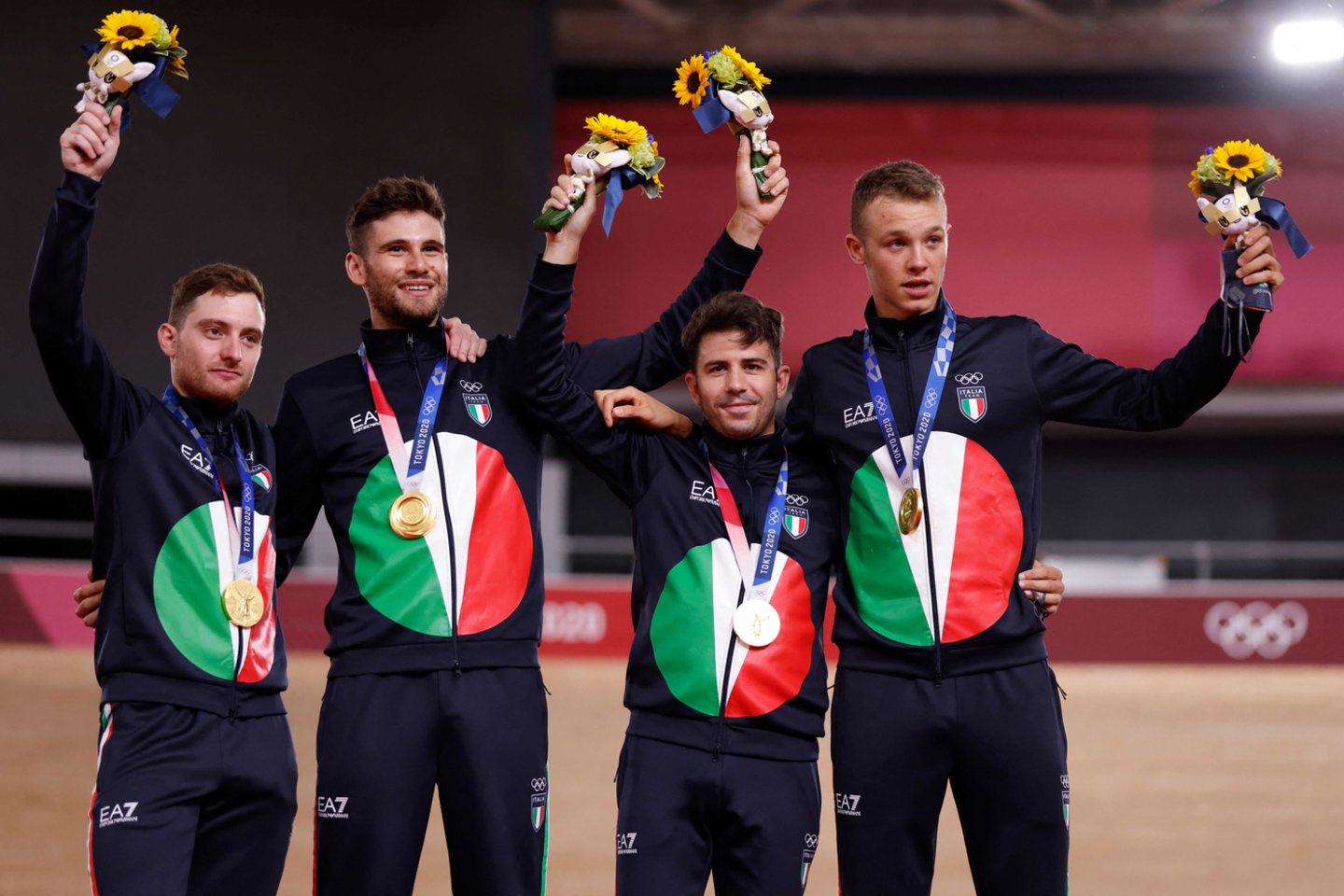 Italijos dviratininkai olimpinį auksą pažymėjo pagerindami pasaulio rekordą.<br>AFP/Scanpix nuotr.