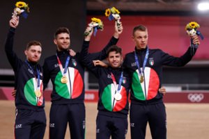 Olimpinio treko auksas: dviratininkai Italijai padovanojo daugiau nei pusę amžiaus lauktą pergalę