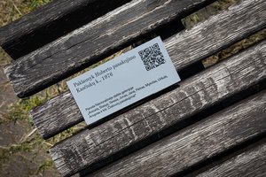 Daugiau nei šimtą metų rinkti unikalūs pasakojimai – prisėdus ant suoliuko