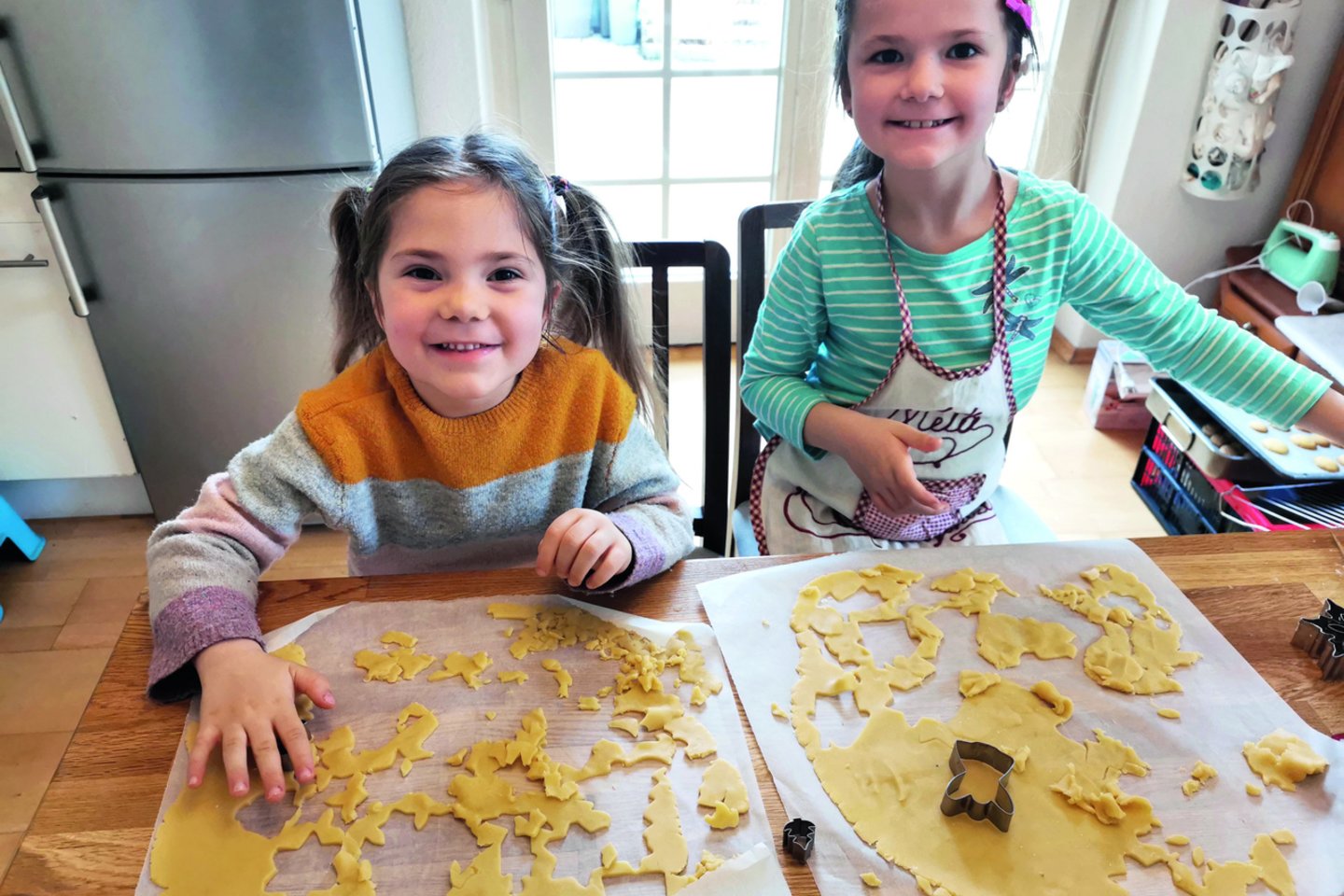 Mėta (dešinėje) ir Dorotėja mėgsta iš mamos užmaišytos tešlos gaminti sausainius.<br>Nuotr. iš asmeninio albumo