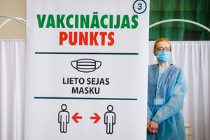 Latvija pritaria griežtesnėms COVID-19 įstatymo pataisoms: kai kuriems skiepas taptų privalomas