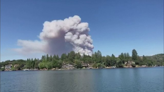 Kaliforniją toliau siaubia miškų gaisrai: evakuojami gyventojai, kyla didžiuliai dūmų debesys