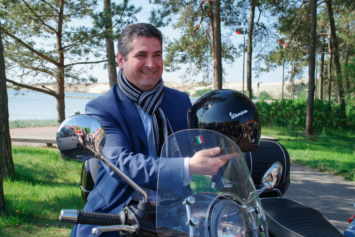 Dabar Neringos meras D.Jasaitis po Nidą važinėja motoroleriu „Vespa“.<br>V.Ščiavinsko nuotr.