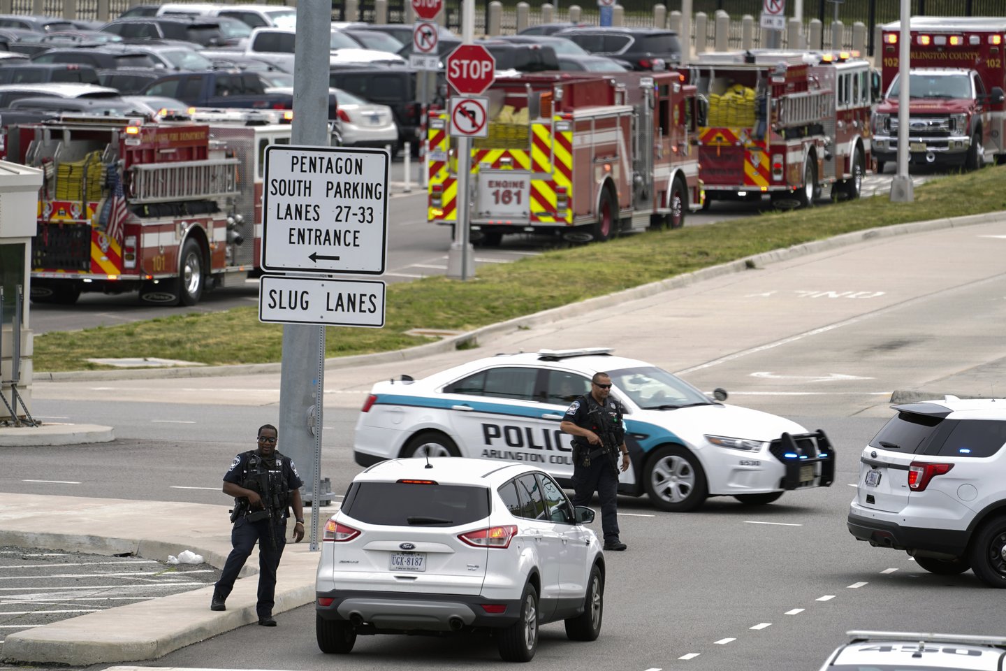  JAV Federalinis tyrimų biuras (FTB) identifikavo užpuoliką, mirtinai sužeidusį policijos pareigūną Pentagono tranzito terminale ir privertusį laikinai uždaryti JAV Gynybos departamento centrinę būstinę.  <br>AP/Scanpix nuotr.
