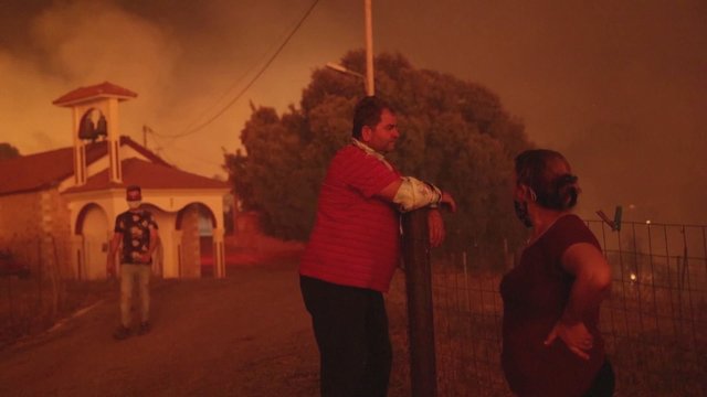 Graikijoje siautėjantys gaisrai verčia žmonės kraustytis iš namų: sutinka ne visi