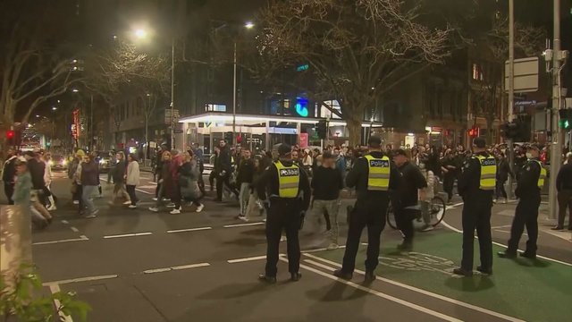 Australijoje žmonės išėjo į gatves: piktinasi karantino ribojimais