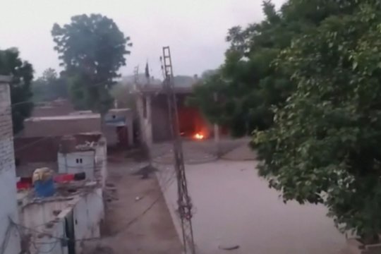 Dėl šventvagiško berniuko poelgio – masiniai protestai ir padegta šventykla: nusišlapino bibliotekoje