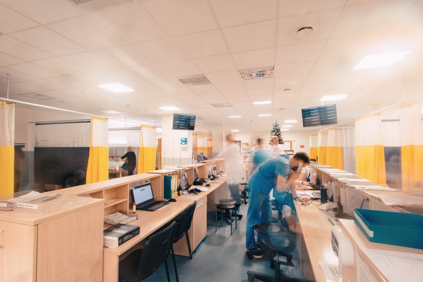 Kauno regione didėjant ligoninėse gydomų COVID-19 pacientų skaičiui nuo šeštadienio didinamas šių ligonių gydymui skirtų lovų skaičius.