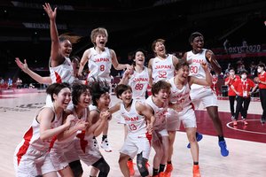 Svajonių žygį pratęsusios Japonijos krepšininkės olimpiniame finale kovos su JAV rinktine